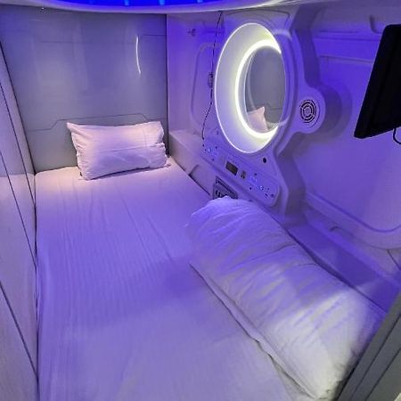 Astropods Hotel Mumbai Bagian luar foto