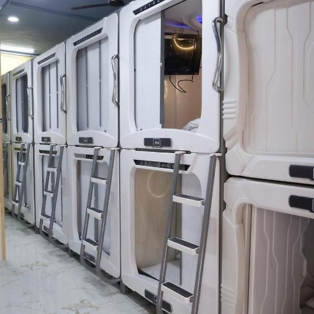 Astropods Hotel Mumbai Bagian luar foto
