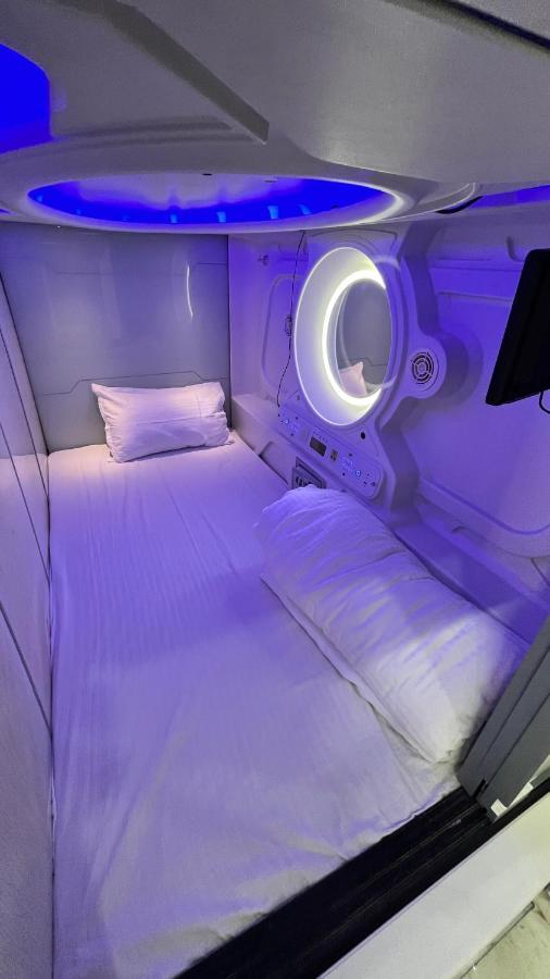 Astropods Hotel Mumbai Bagian luar foto