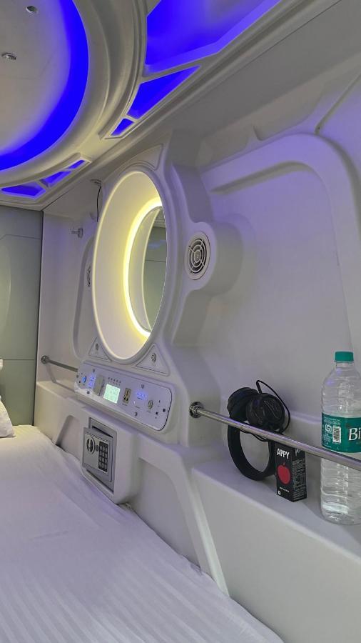 Astropods Hotel Mumbai Bagian luar foto