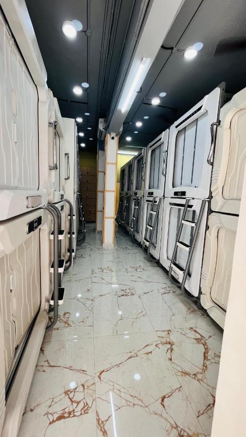 Astropods Hotel Mumbai Bagian luar foto
