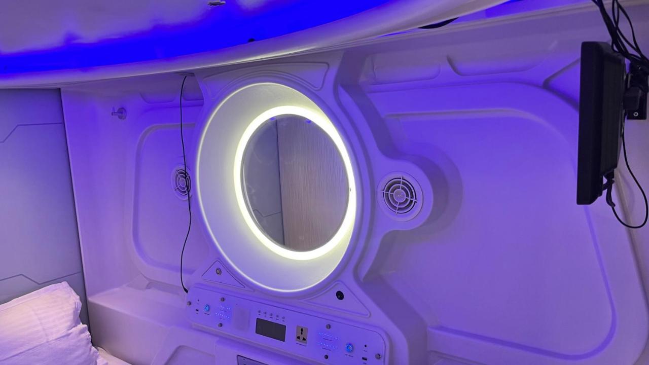 Astropods Hotel Mumbai Bagian luar foto