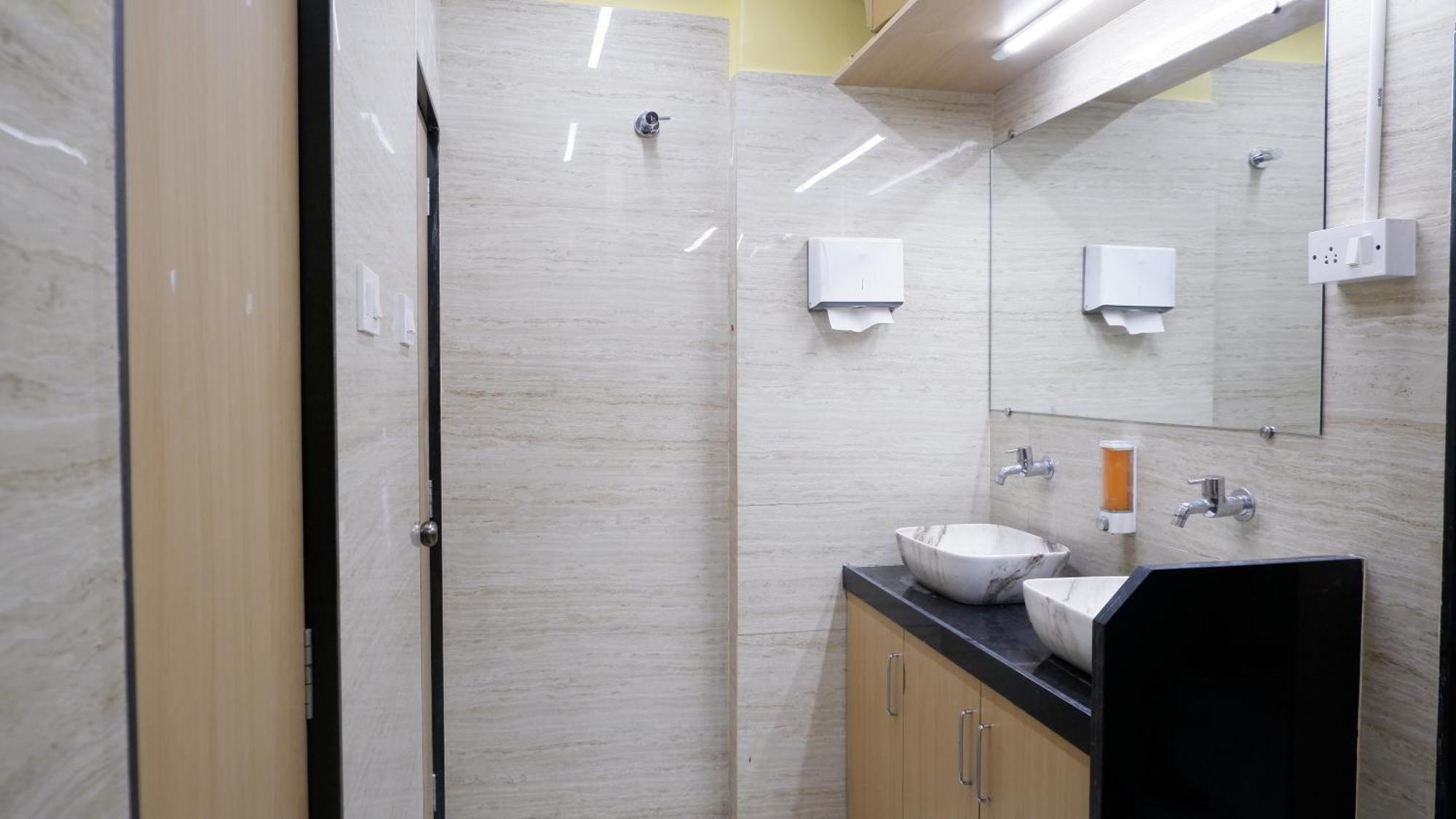 Astropods Hotel Mumbai Bagian luar foto