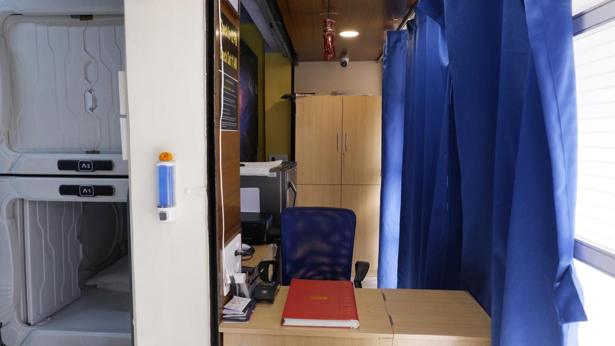 Astropods Hotel Mumbai Bagian luar foto