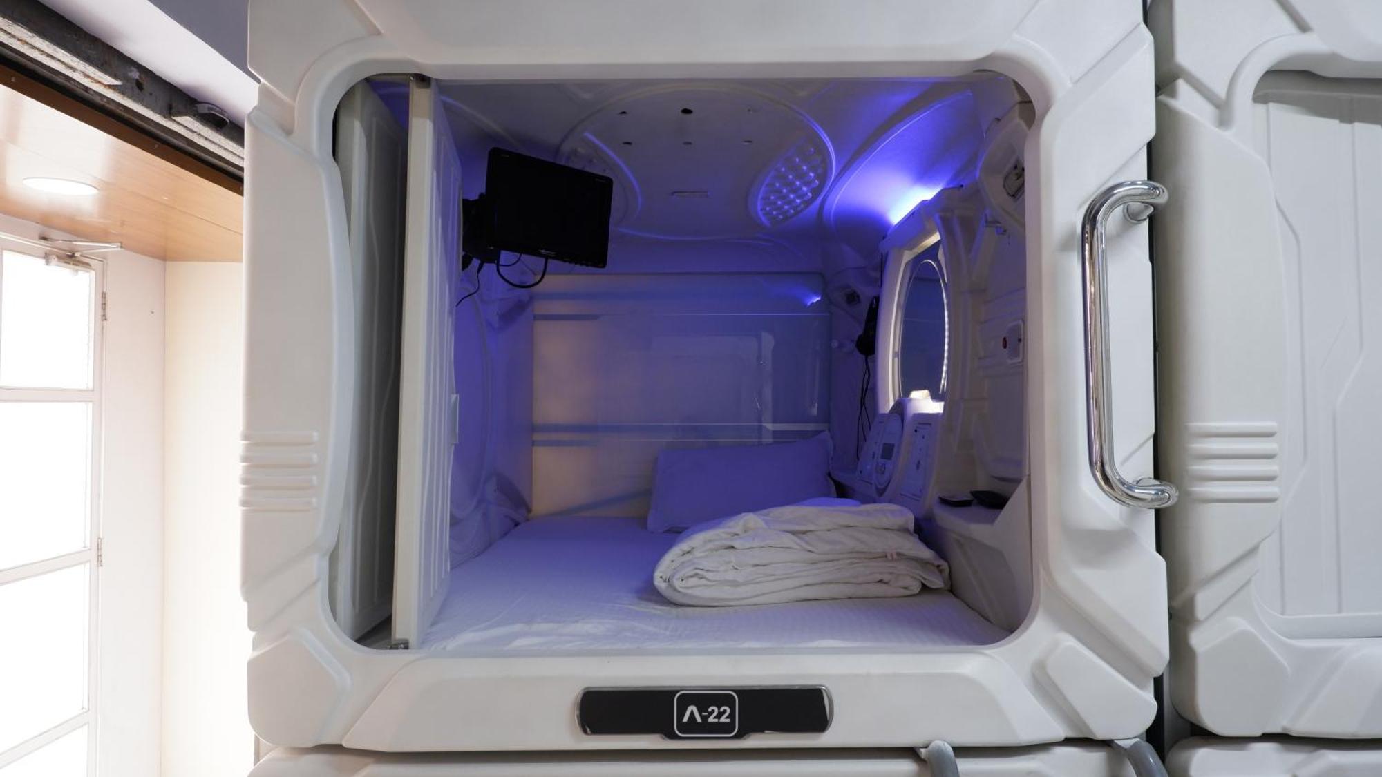 Astropods Hotel Mumbai Bagian luar foto