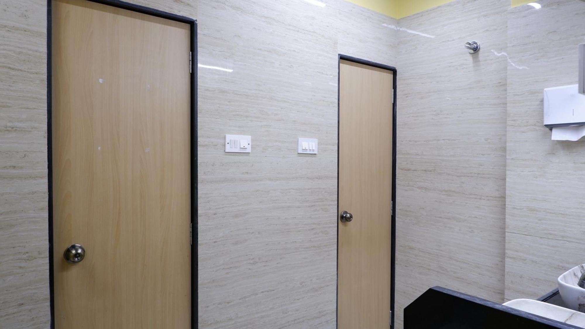 Astropods Hotel Mumbai Bagian luar foto