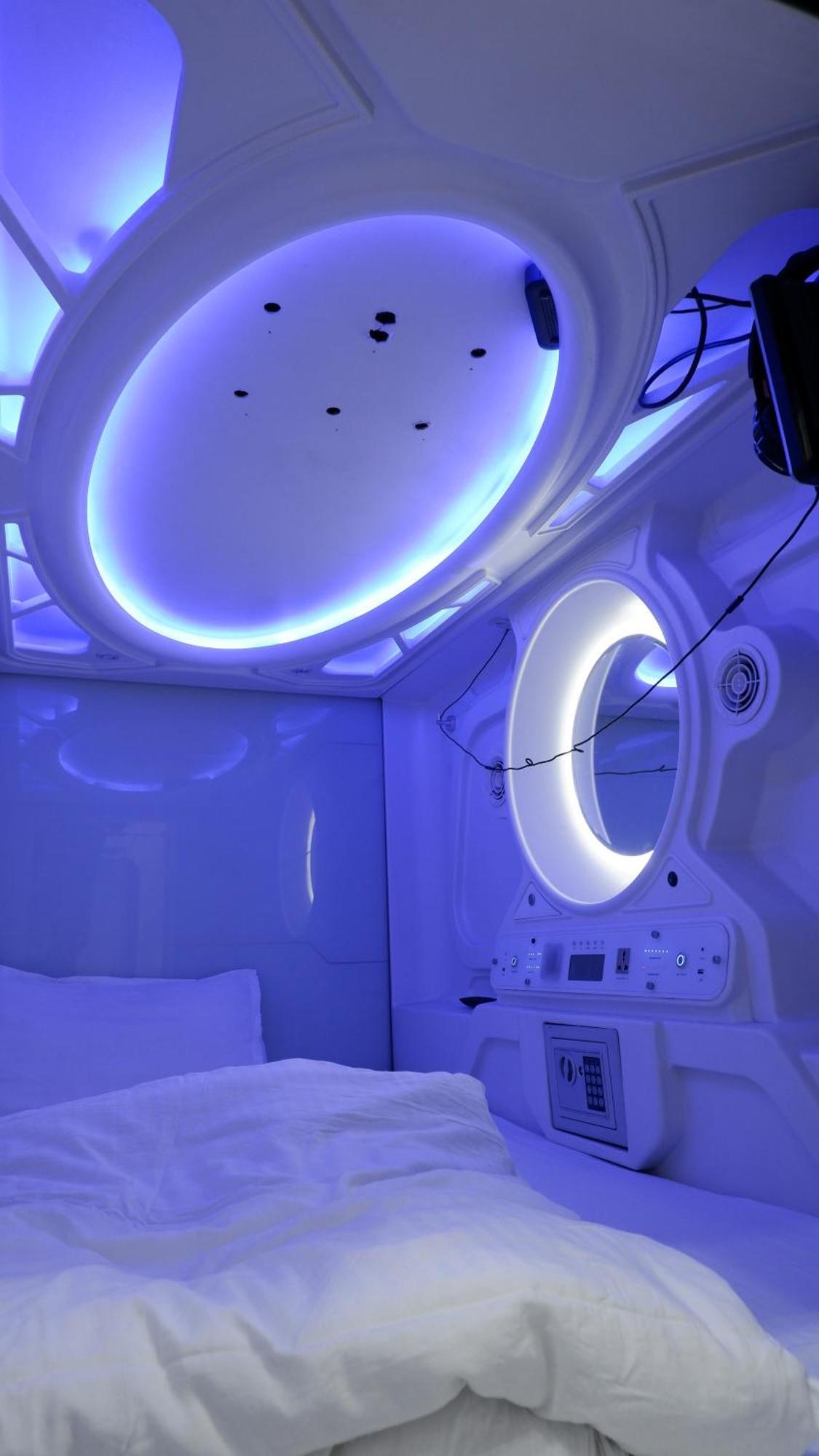 Astropods Hotel Mumbai Bagian luar foto